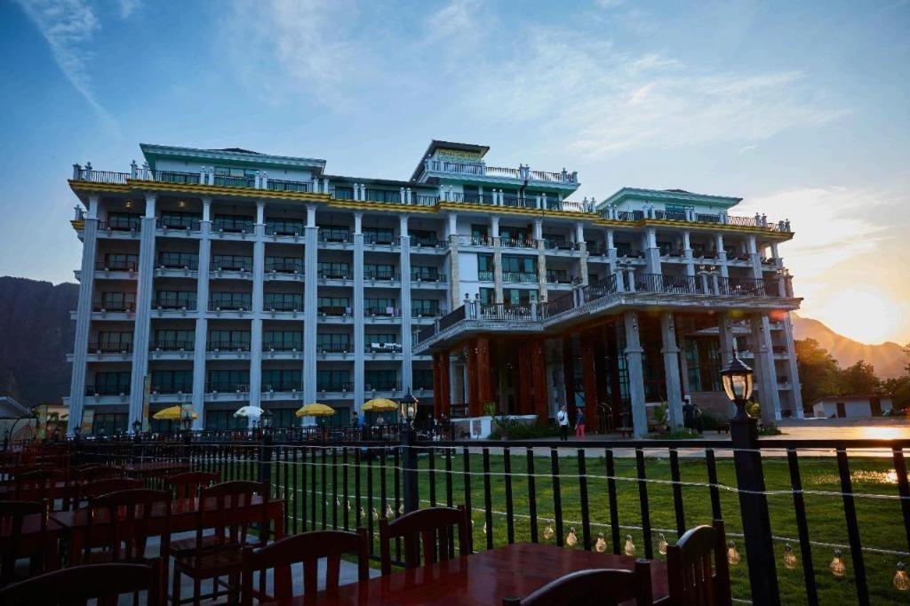 Thavisouk Riverside Hotel Vang Vieng Eksteriør billede